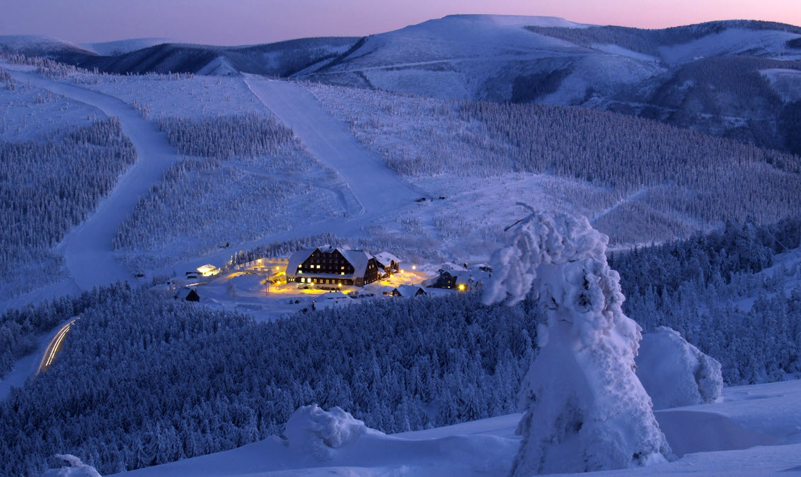 4K HDR // Relaxing night walk in snowy village of Niseko, Hokkaido, Japan